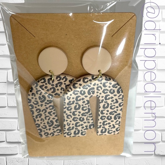 🆕 Leopard Print Geometric Drop Earrings Cream Black Arched Woman’s Brand New - Picture 3 of 4